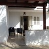 Veranda esterna con tavolo e sedie.