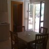 Tavolo da pranzo vicino a porta aperta.