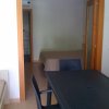 Tavolo e sedie di fronte a un letto.
