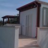 Terrazza con porta finestra e tetto in legno.