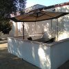Terrazza con ombrellone e tavolo.