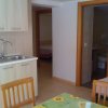 Cucina con tavolo, sedie e vista su camera e bagno.