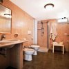 Bagno con doccia, bidet e lavandino.