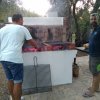 Due persone vicino a un barbecue all'aperto.
