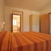 Camera da letto con copriletto a righe arancioni.