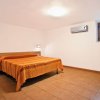 Camera da letto con letto matrimoniale e pareti bianche.