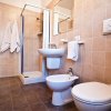 Un bagno moderno con doccia, lavabo, WC e bidet.