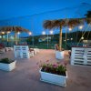 Terrazza con sedie e luci di sera.
