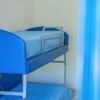 Letto a castello blu in una stanza.