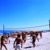 Partita di beach volley su una spiaggia soleggiata.