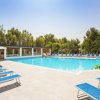 Piscina azzurra circondata da lettini.