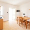 Cucina semplice con tavolo in legno.