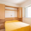 Camera da letto con letto matrimoniale e armadio a incasso.