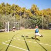 Partita di calcio su un campo all'aperto.
