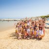 Persone felici sulla spiaggia.