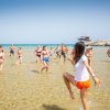 Persone che giocano in mare.