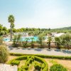 Vista di una piscina e giardino ornato.