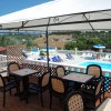 Terrazza con tavoli e piscina.
