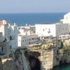 Edifici su una scogliera sul mare.