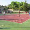 Campo sportivo con persone che giocano a calcio.