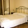 Camera da letto con letto matrimoniale e letti a castello, arredamento semplice.