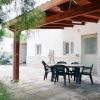 Terrazza coperta con tavolo e sedie.
