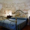 Camera da letto con letto in ferro battuto.