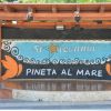 Palco esterno con scritta 