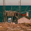 Una costruzione in legno sul mare con attrezzature di pesca tradizionali.