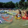 Due persone sedute su canoe, spiaggia sabbiosa.
