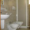 Bagno moderno con doccia, bidet e lavabo.