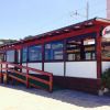 Edificio in legno sulla spiaggia, insegna Sagafredo.