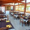 Interno di ristorante con tavoli apparecchiati.
