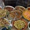 Un buffet pieno di diversi piatti di pesce e verdure.