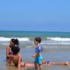Persone rilassate in mare con onde leggere.
