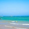 Mare con vele e kite a distanza.